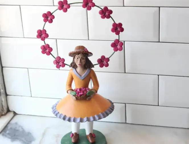 Boneca de Estremoz com arco coberto de flores